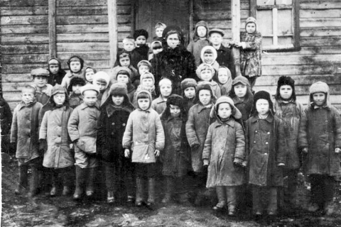 Второй класс Дуниловской школы. 1946 год. Валерий Борисов крайний справа в первом ряду.
